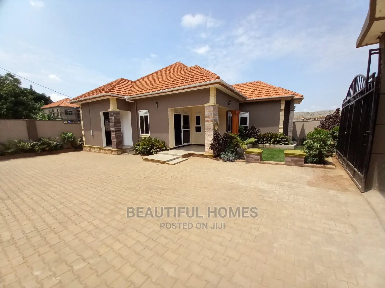 Furnished 4bdrm House in Kira Tarmack for Sale