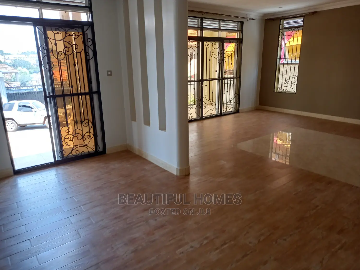 Furnished 6bdrm Mansion in Kira Tarmack for Sale