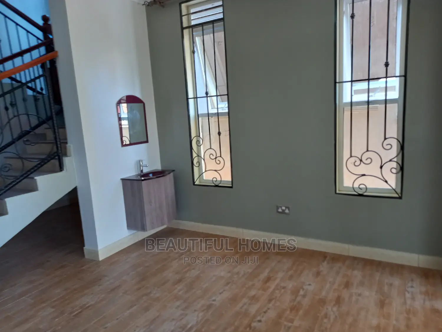 Furnished 6bdrm Mansion in Kira Tarmack for Sale