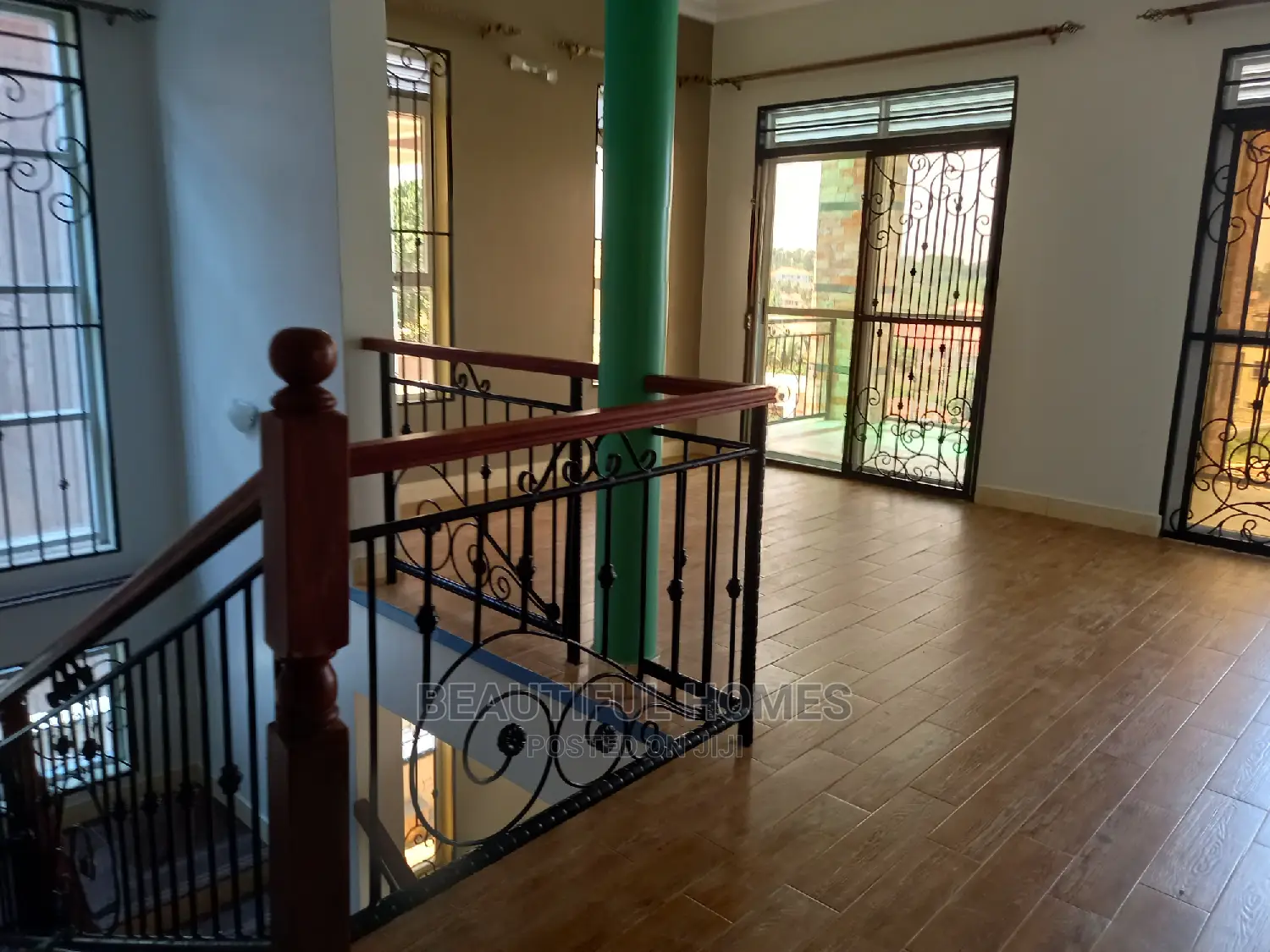 Furnished 6bdrm Mansion in Kira Tarmack for Sale