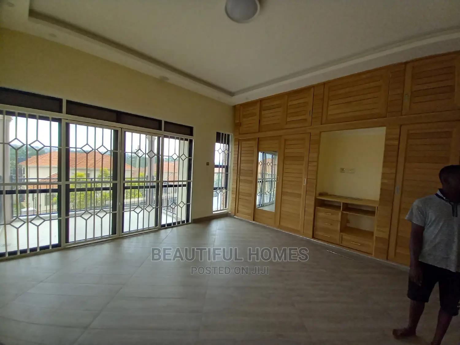 Furnished 5bdrm Mansion in Kira Tarmack for Sale