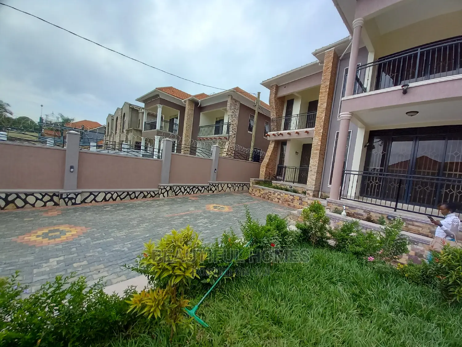 Furnished 5bdrm Mansion in Kira Tarmack for Sale