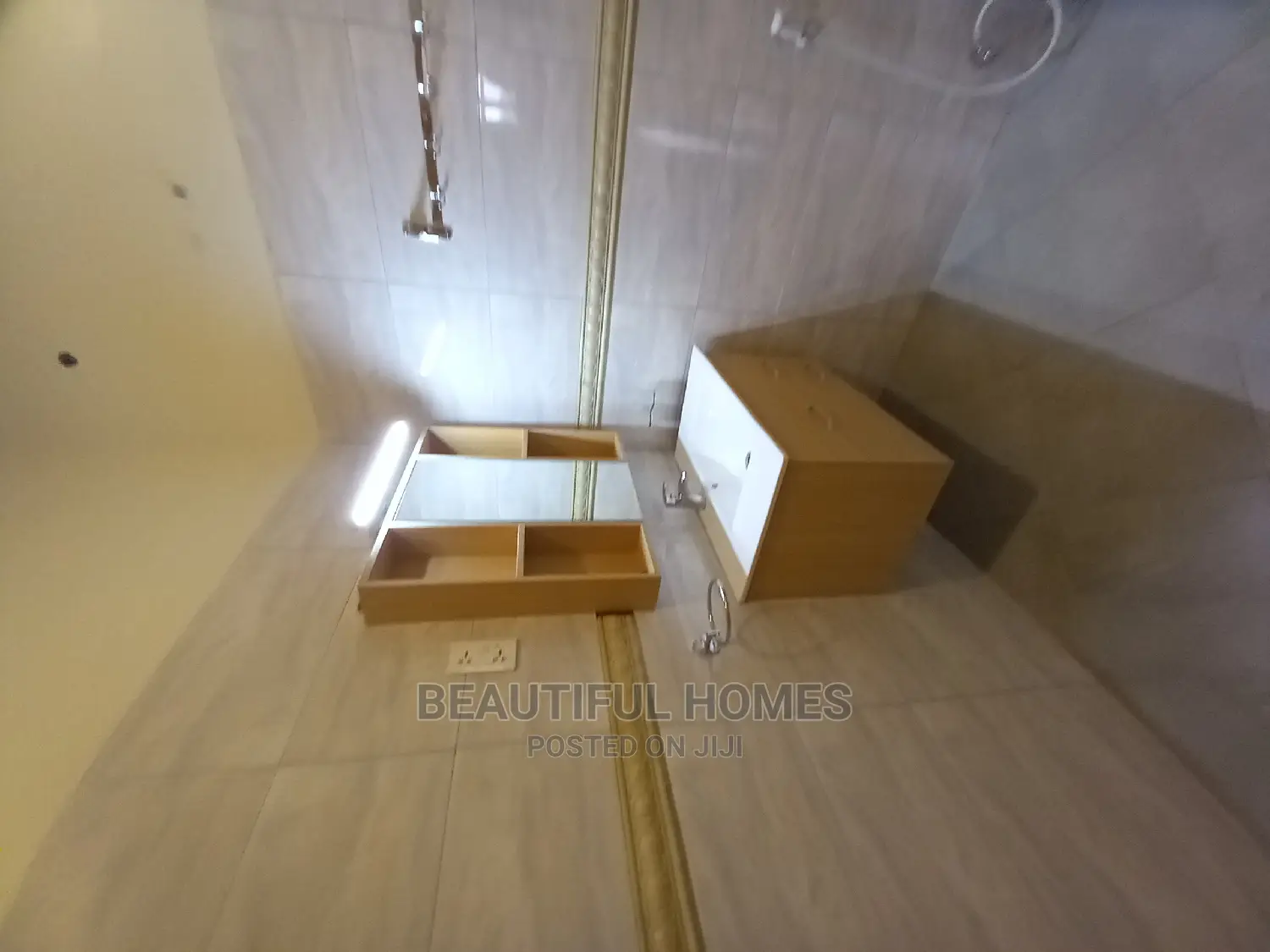 Furnished 5bdrm Mansion in Kira Tarmack for Sale