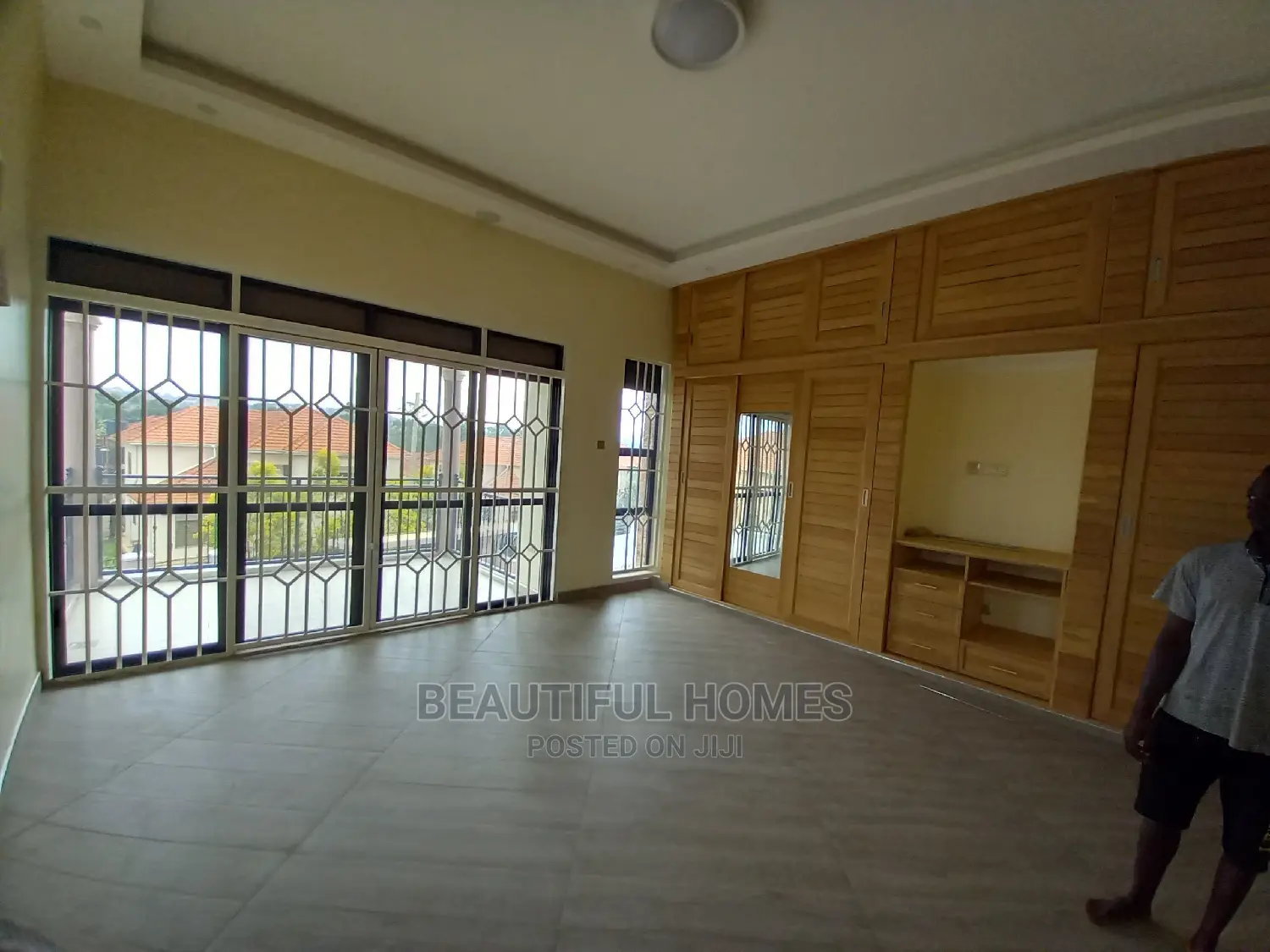 Furnished 5bdrm Mansion in Kira Tarmack for Sale