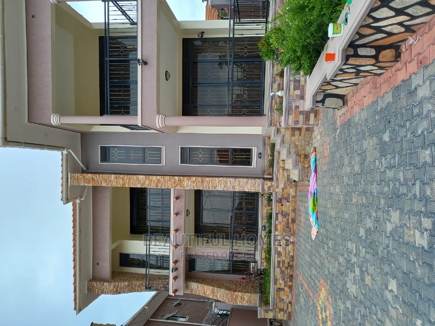 Furnished 4bdrm Mansion in Kira Mamerito Road for Sale