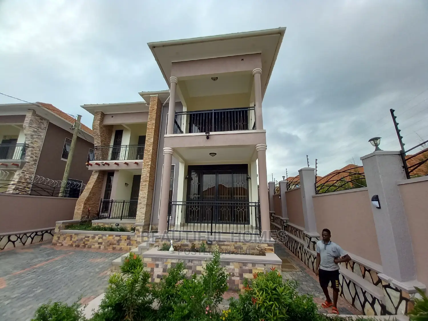 Furnished 4bdrm Mansion in Kira Mamerito Road for Sale