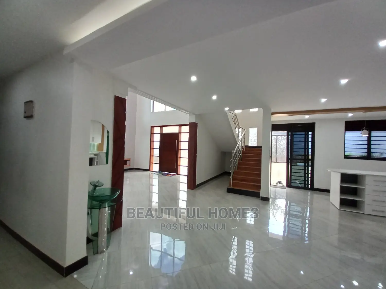 Furnished 5bdrm Mansion in Kira for Sale