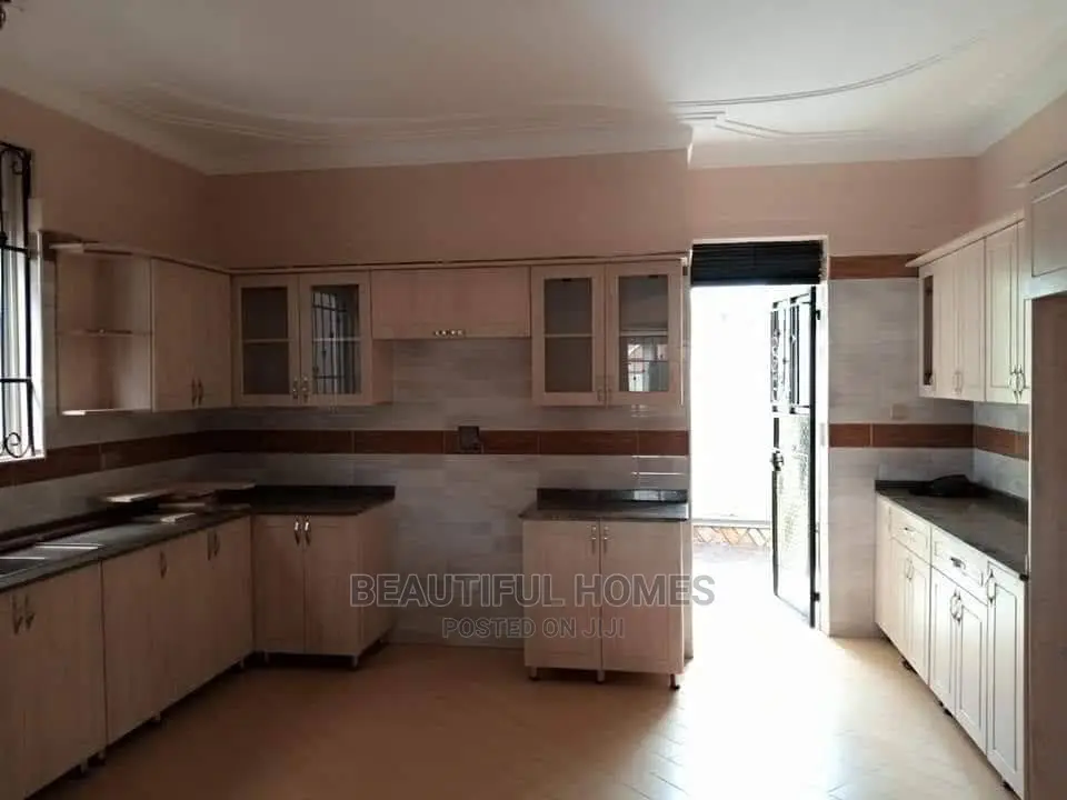 Furnished 5bdrm House in Kira for Sale