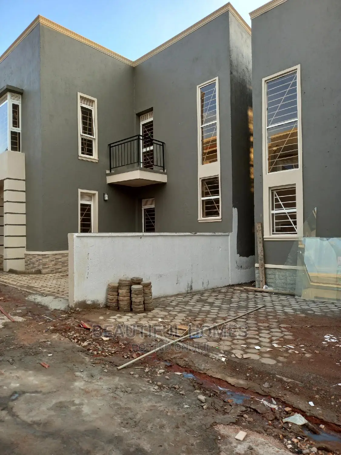 Furnished 4bdrm Villa in Kira for Sale
