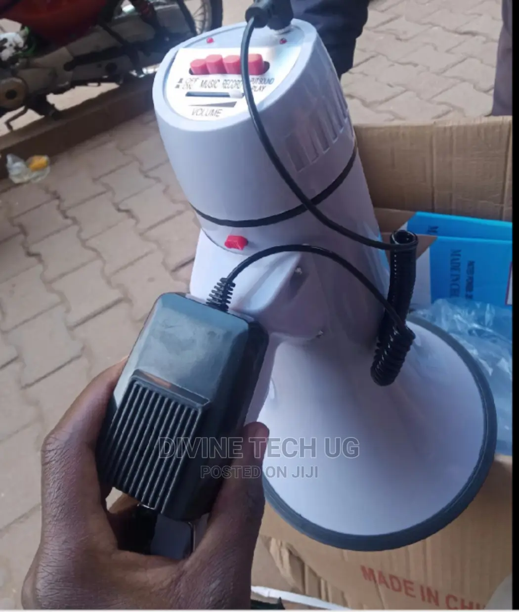 Megaphone 6 Batteries + Rechargeable Battery