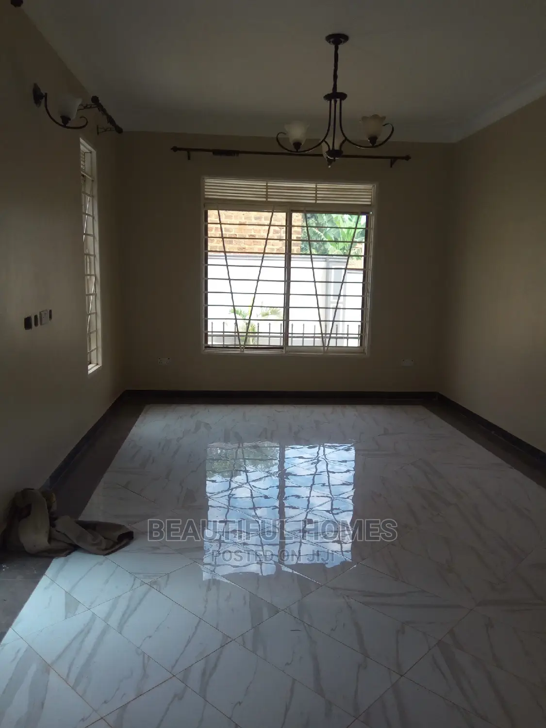 Furnished 4bdrm Villa in Kira Tarmack for Sale