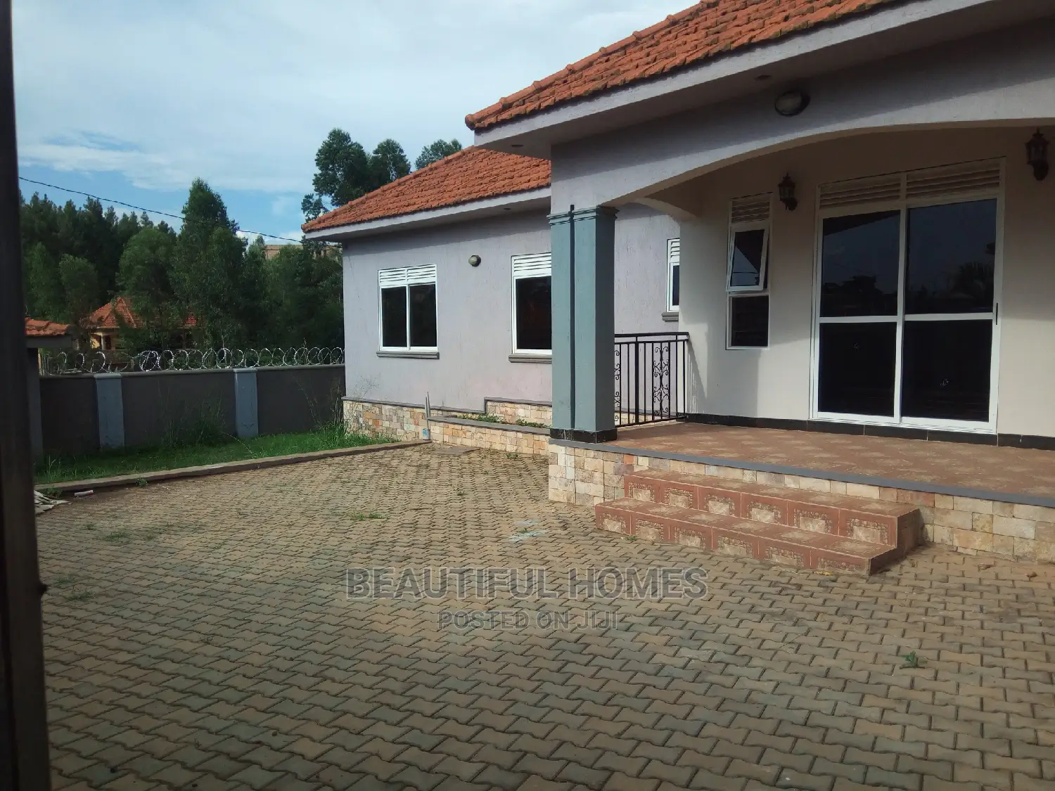 Furnished 4bdrm House in Kira for Sale