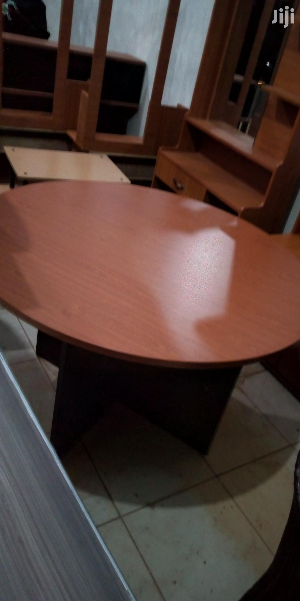 Round Boad Room Table