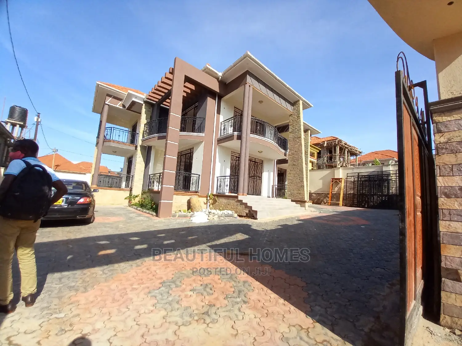Furnished 6bdrm Mansion in Kira Tarmack for Sale