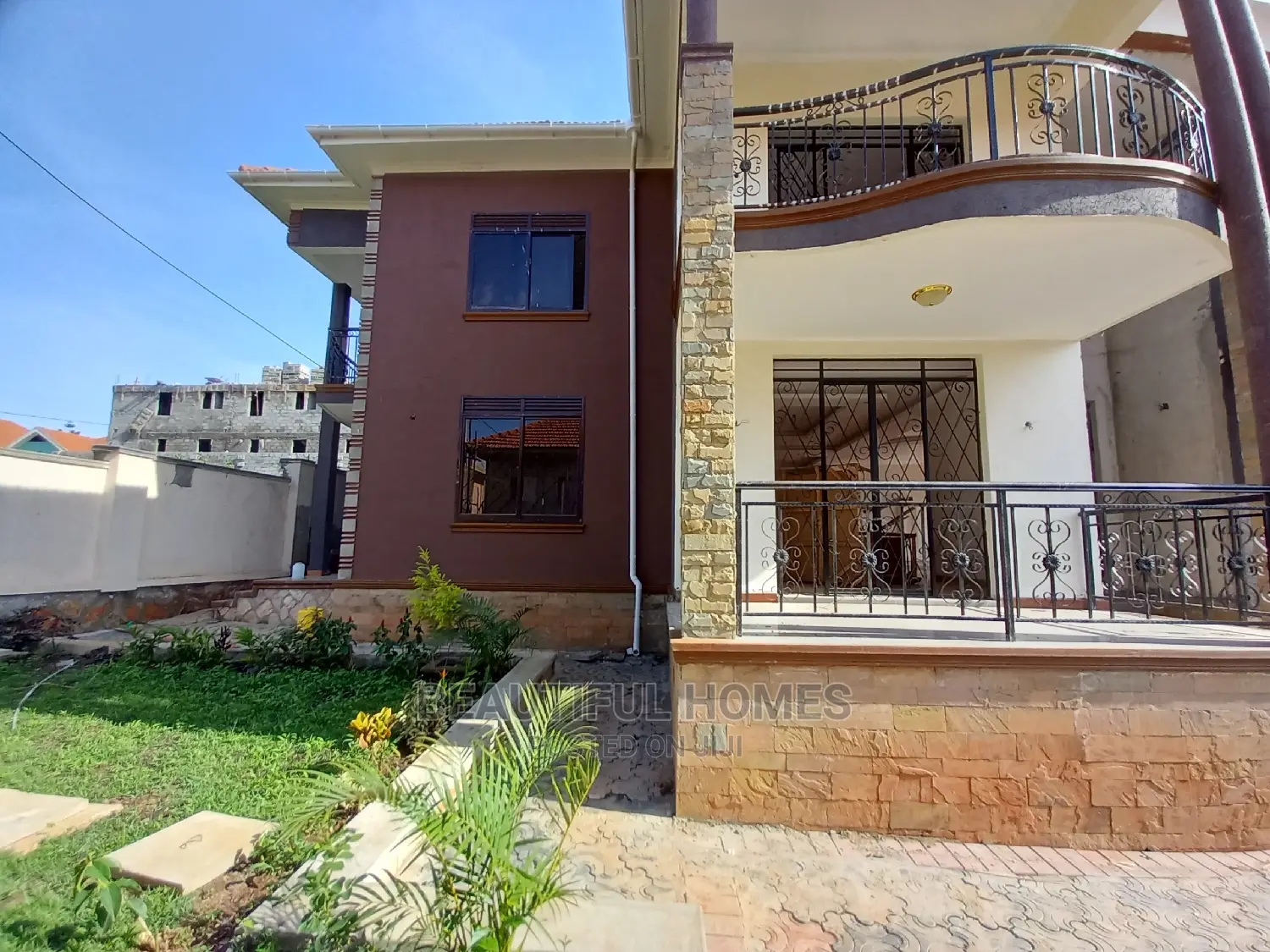 Furnished 6bdrm Mansion in Kira Tarmack for Sale