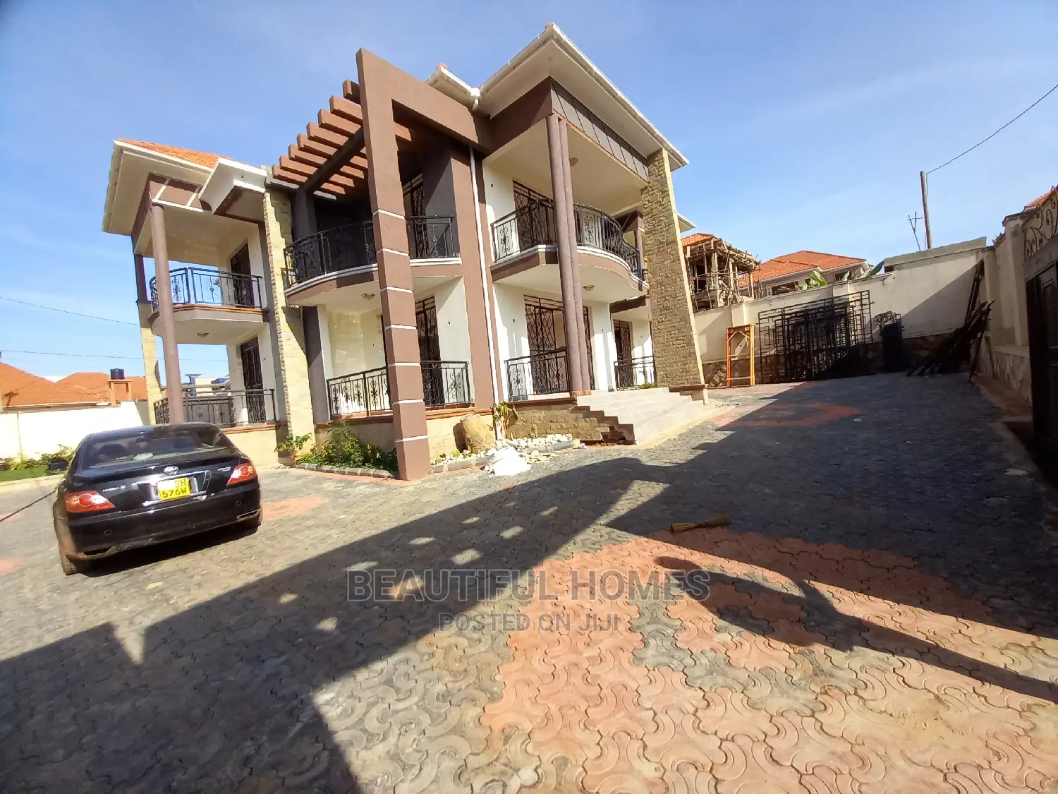Furnished 6bdrm Mansion in Kira Tarmack for Sale