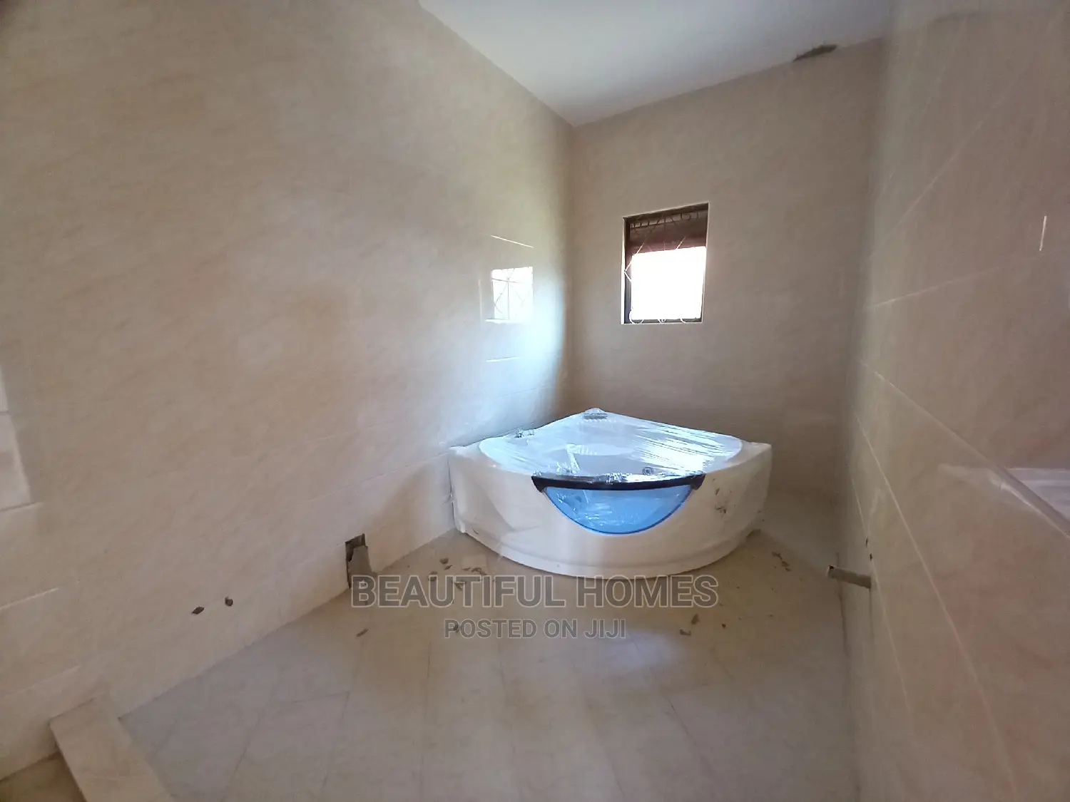 Furnished 6bdrm Mansion in Kira Tarmack for Sale