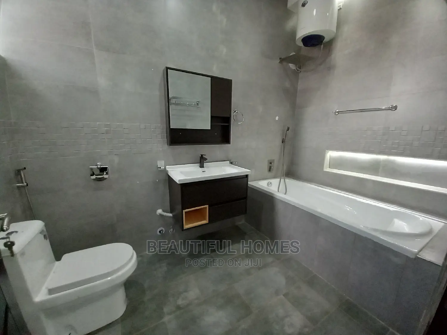 Furnished 5bdrm Mansion in Kira for Sale
