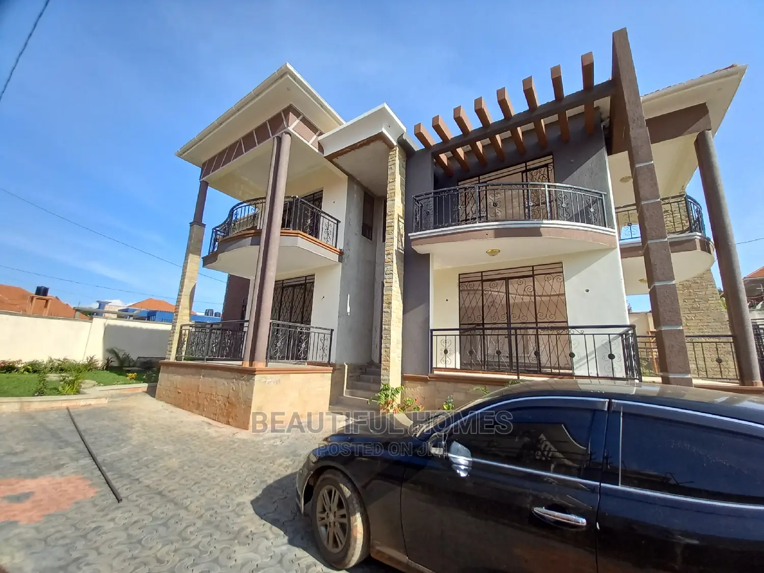 Furnished 6bdrm Mansion in Kira Tarmack for Sale