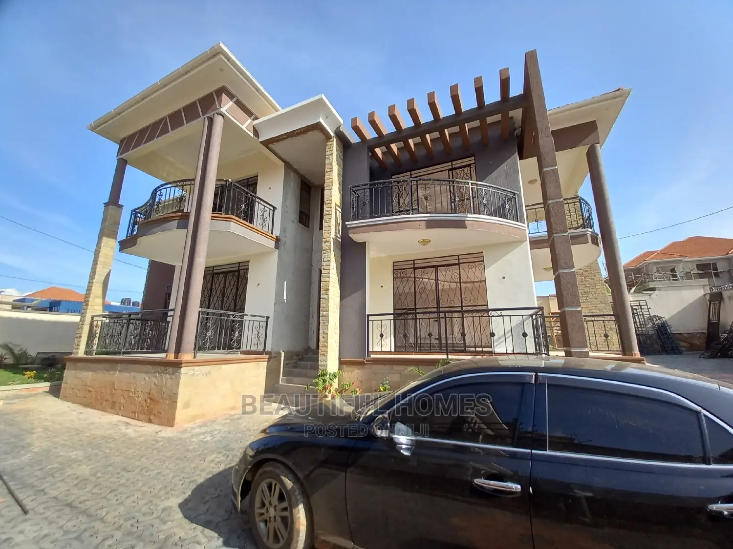 Furnished 6bdrm Mansion in Kira Tarmack for Sale