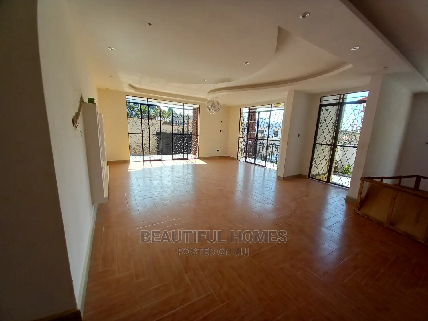 Furnished 6bdrm Mansion in Kira Tarmack for Sale
