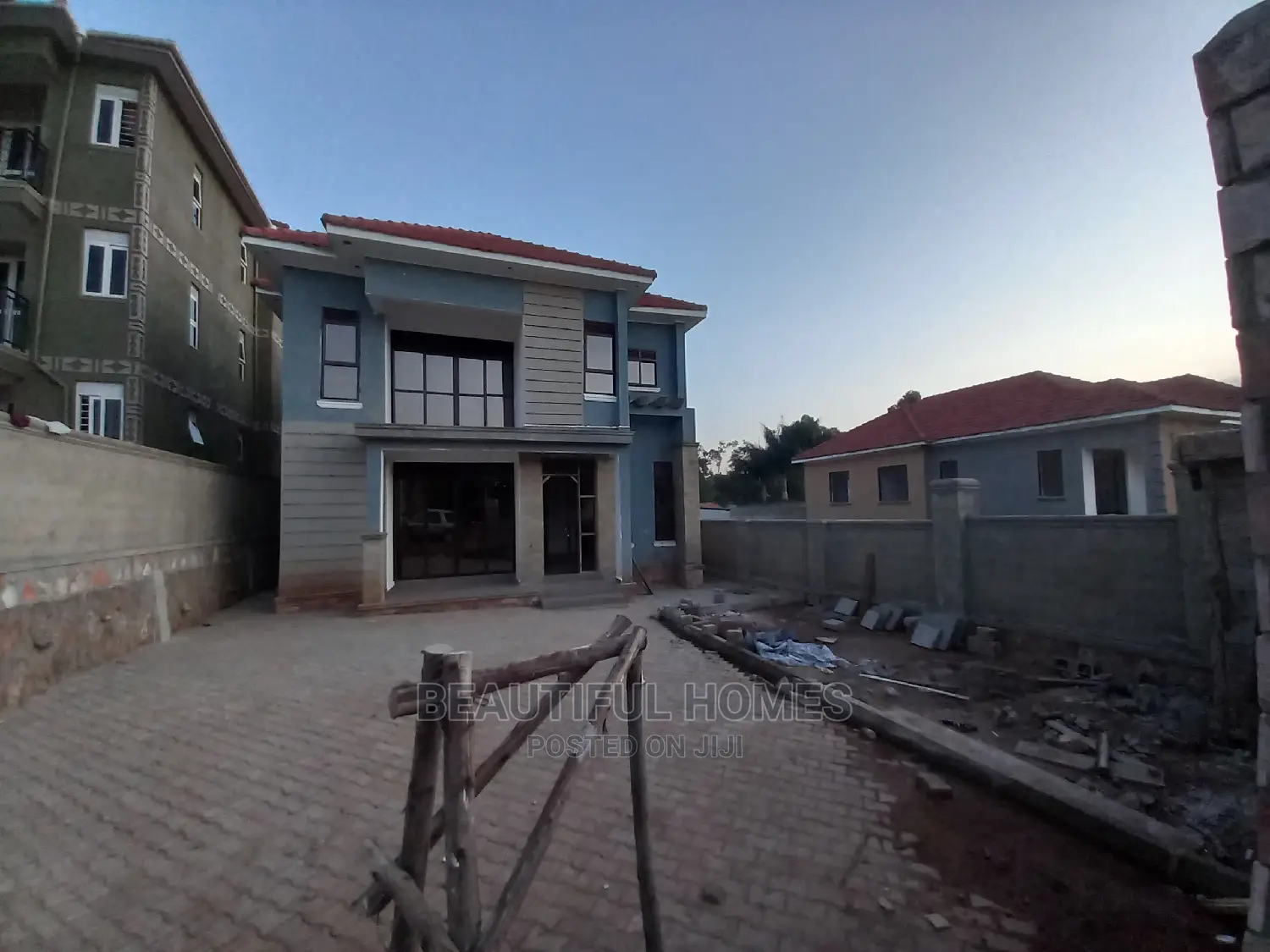 Furnished 4bdrm Maisonette in Kira Tarmack for Sale