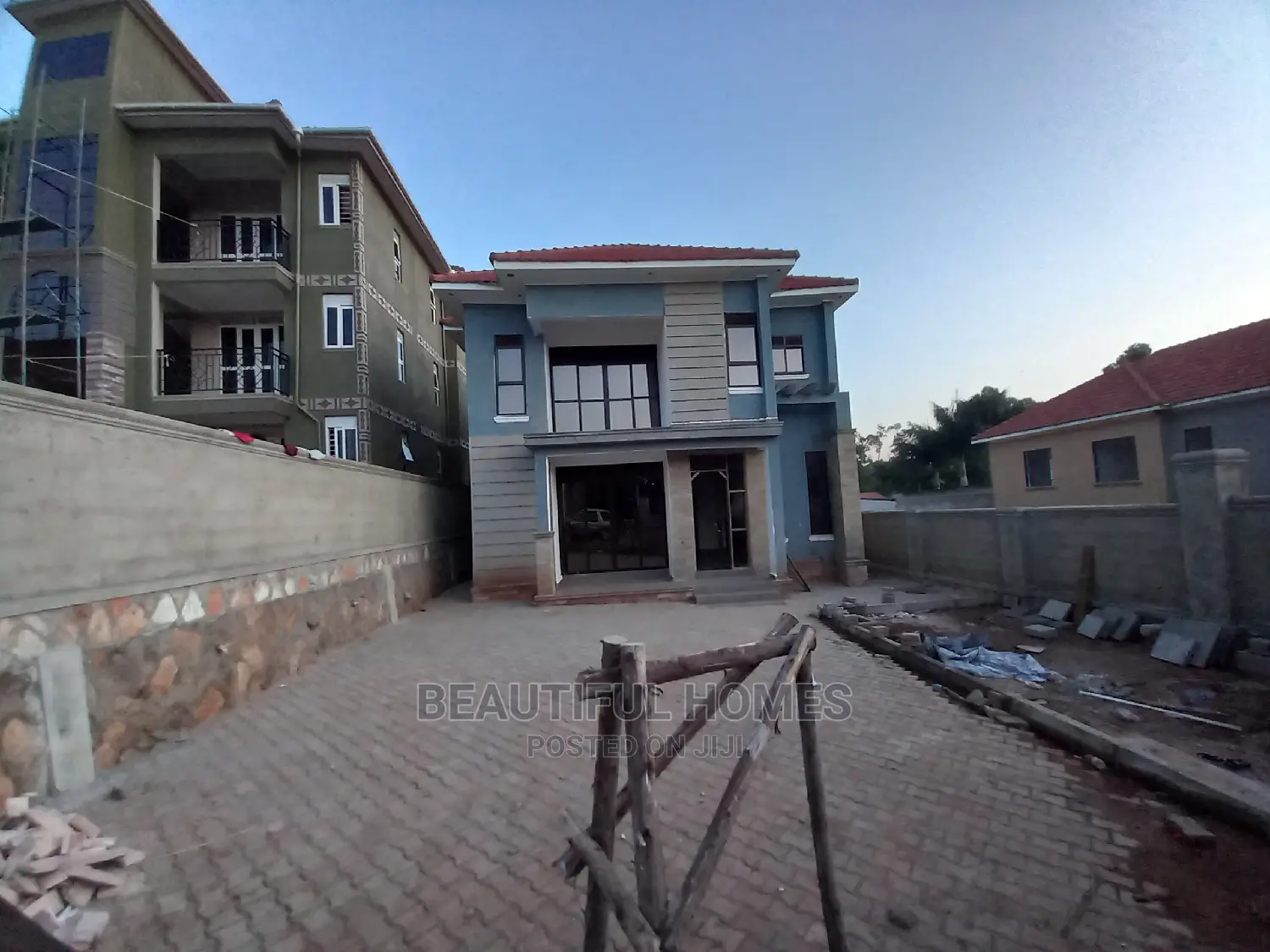Furnished 4bdrm Maisonette in Kira Tarmack for Sale