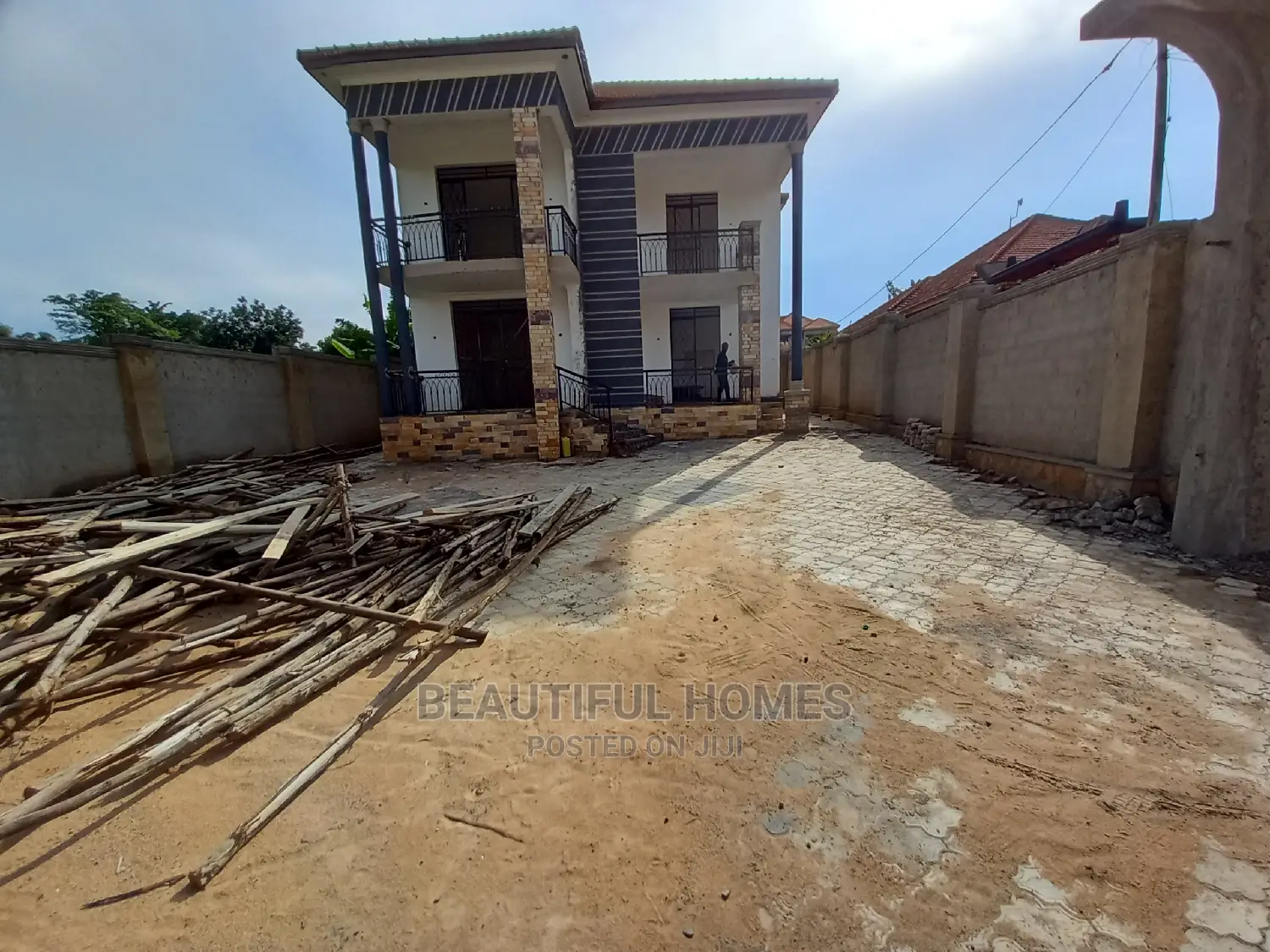 Furnished 5bdrm Mansion in Kira for Sale