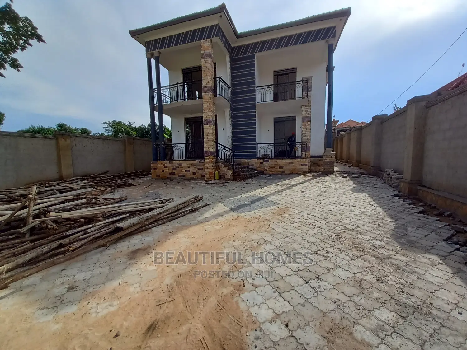 Furnished 5bdrm Mansion in Kira for Sale