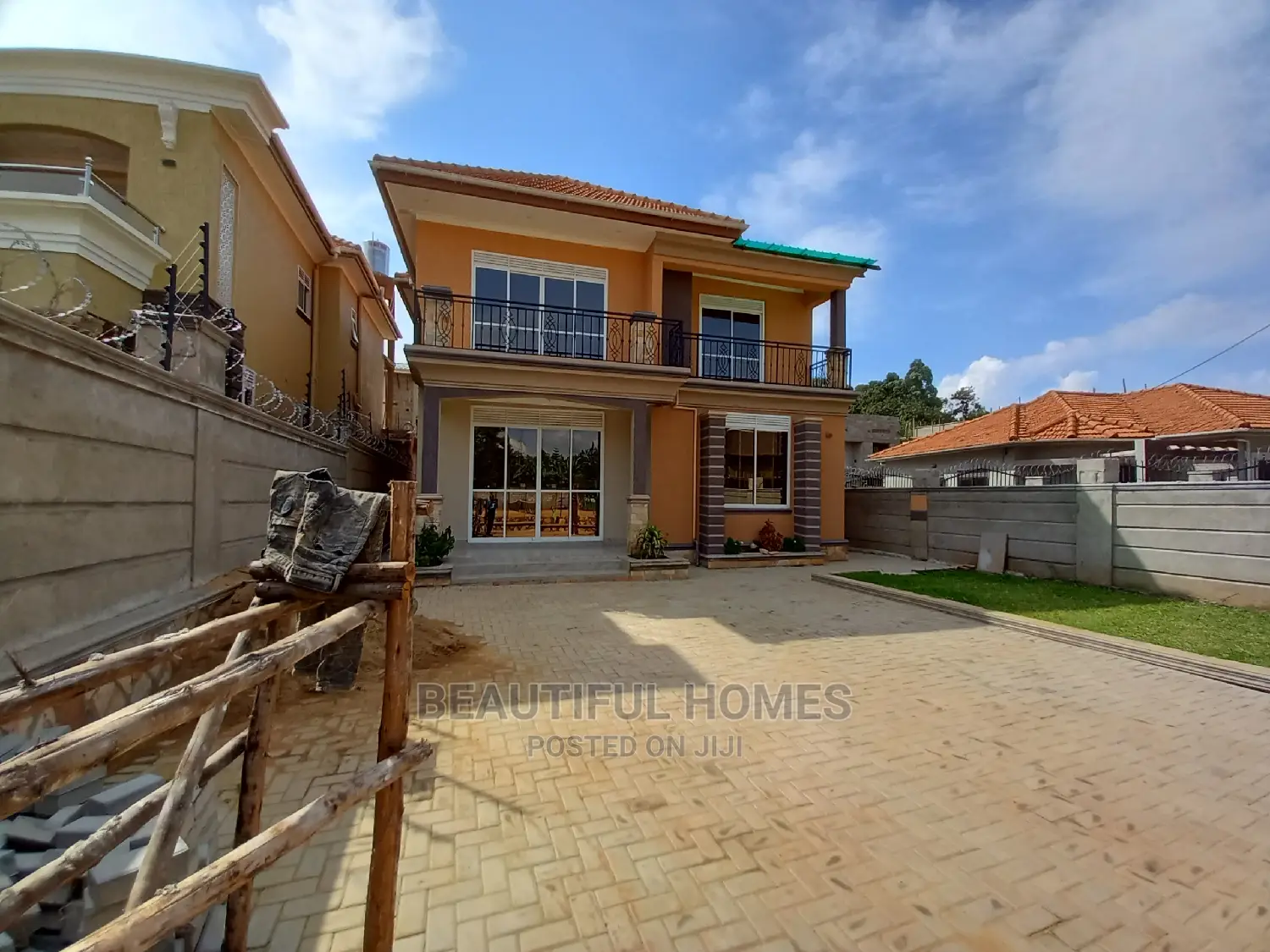 Furnished 4bdrm House in Kira Tarmack for Sale
