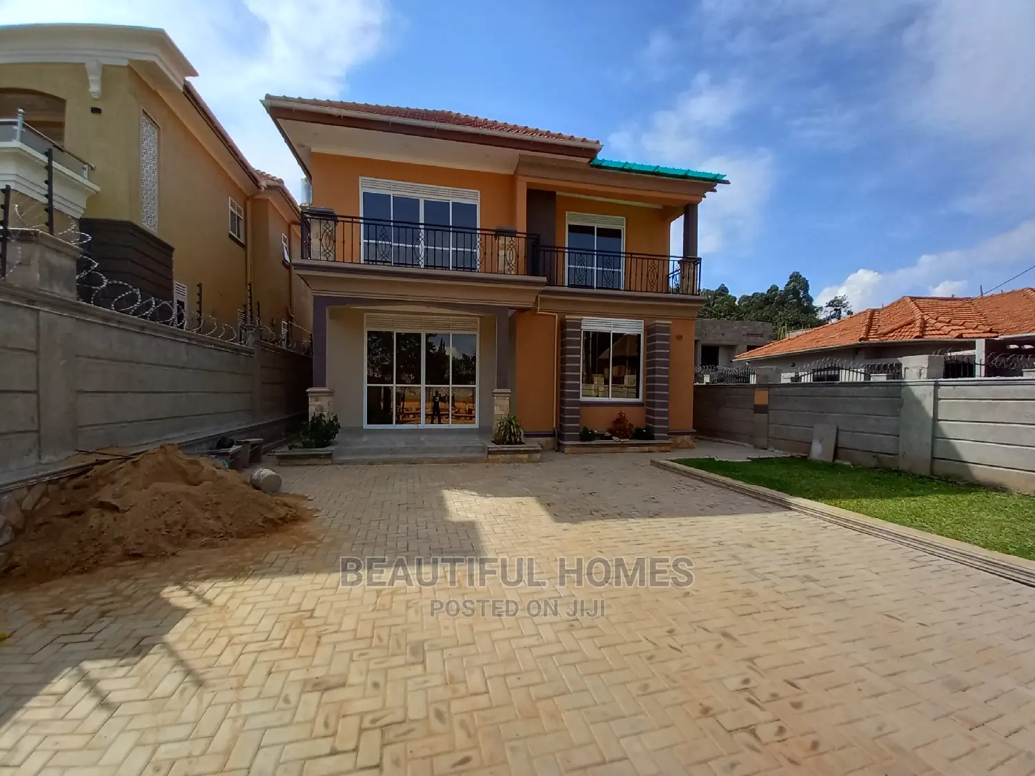 Furnished 4bdrm House in Kira Tarmack for Sale