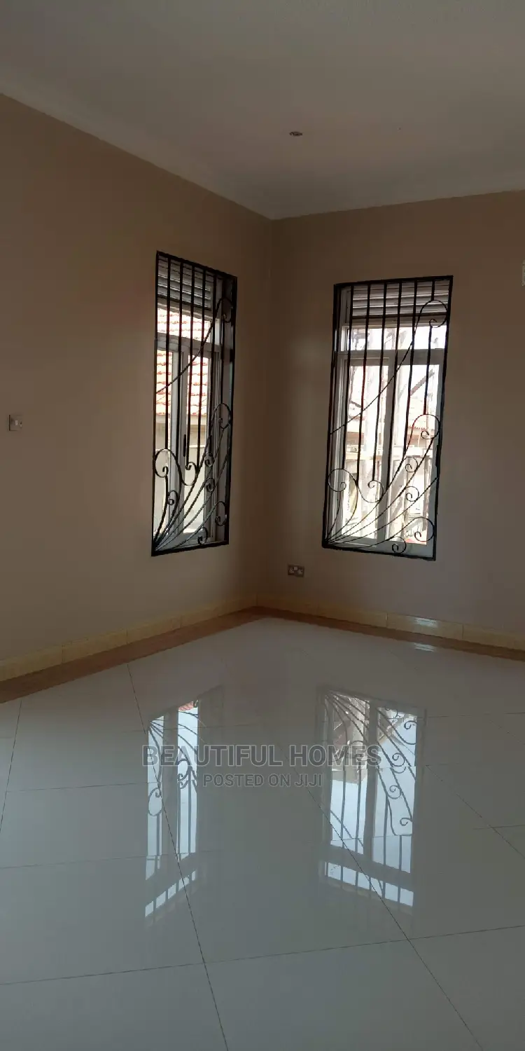 Furnished 5bdrm Mansion in Kira Tarmack for Sale