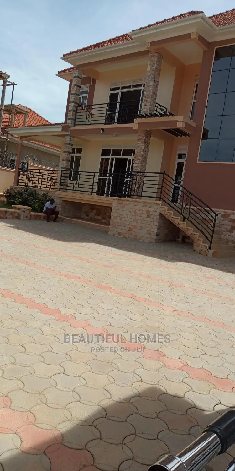 Furnished 5bdrm Mansion in Kira Tarmack for Sale