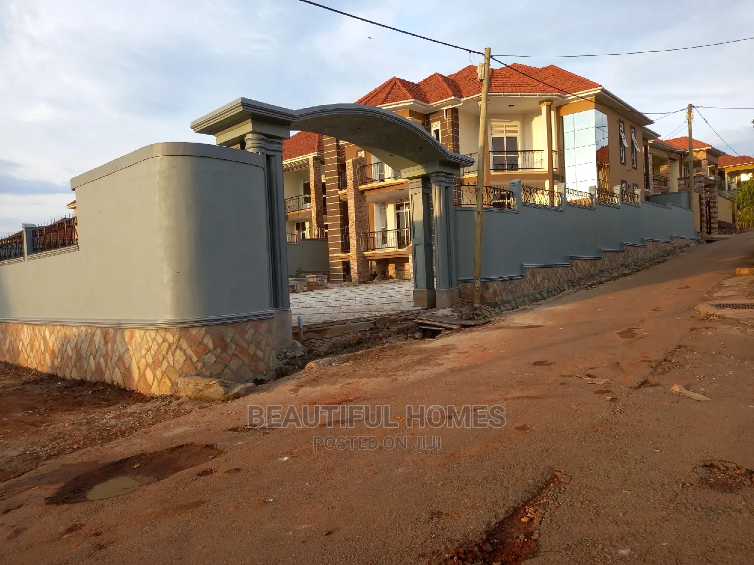 Furnished 6bdrm Mansion in Kira Tarmack for Sale