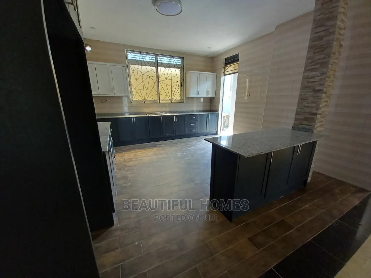 Furnished 6bdrm Mansion in Kira Tarmack for Sale