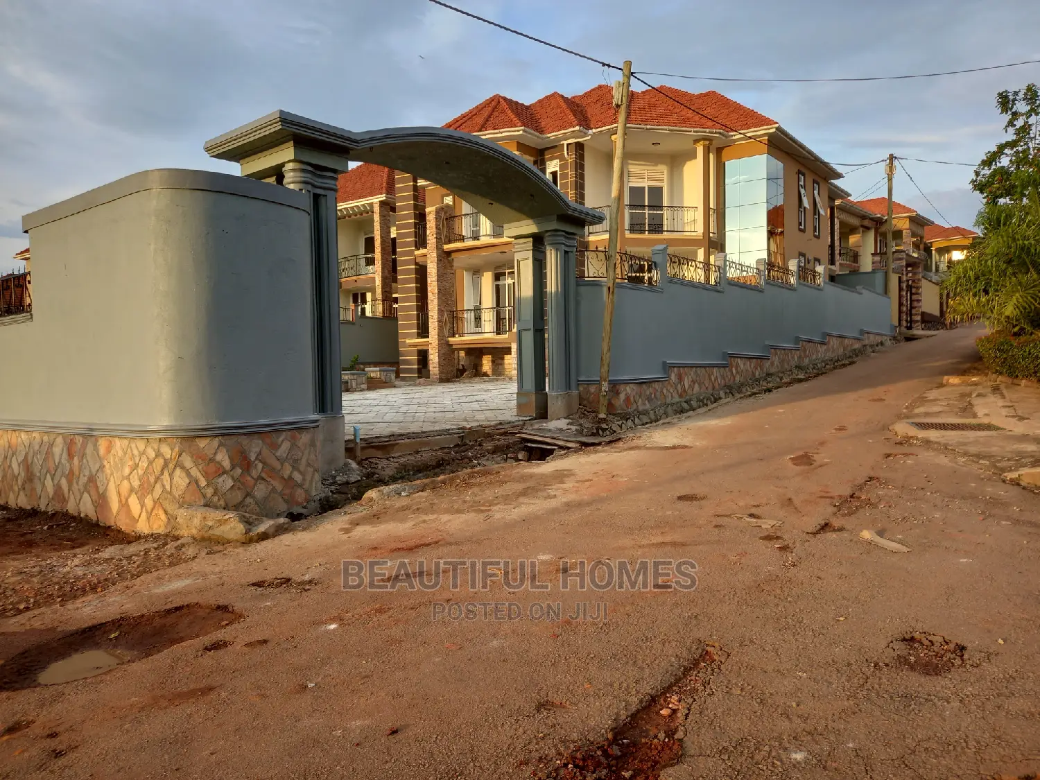 Furnished 6bdrm Mansion in Kira Tarmack for Sale