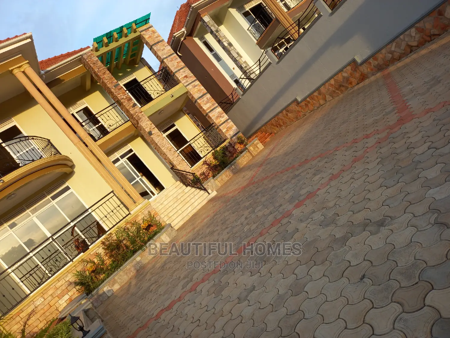 Furnished 6bdrm Mansion in Kira for Sale