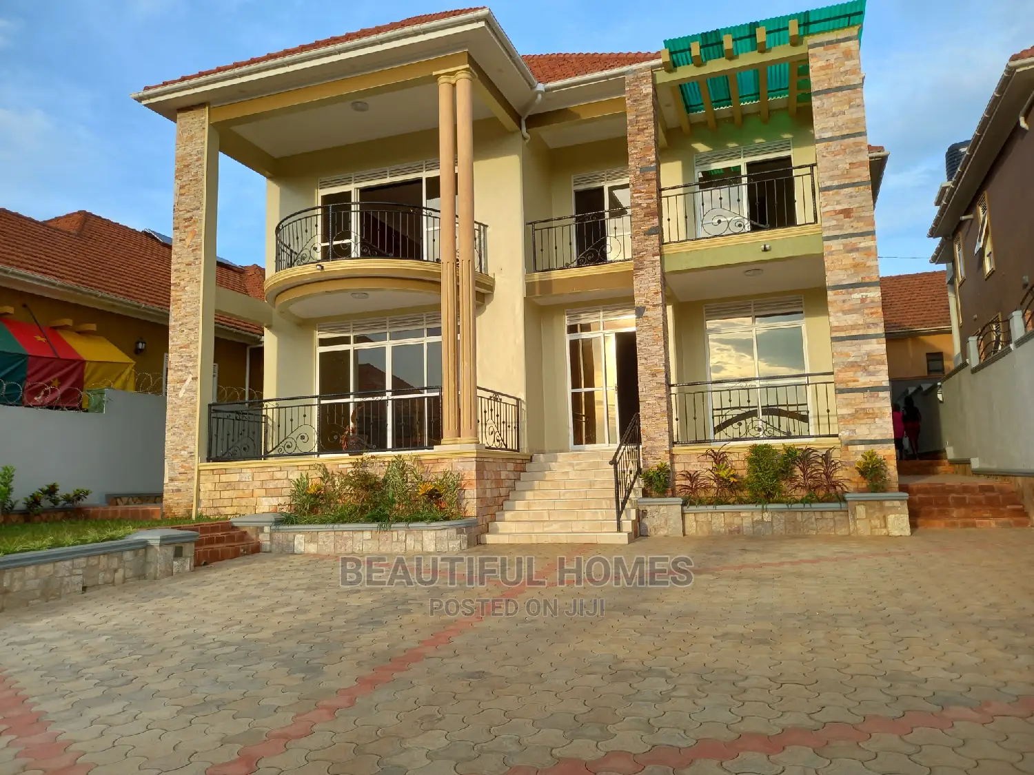 Furnished 6bdrm Mansion in Kira Tarmack for Sale