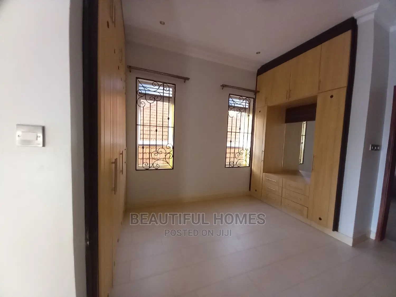Furnished 6bdrm Mansion in Kira Tarmack for Sale