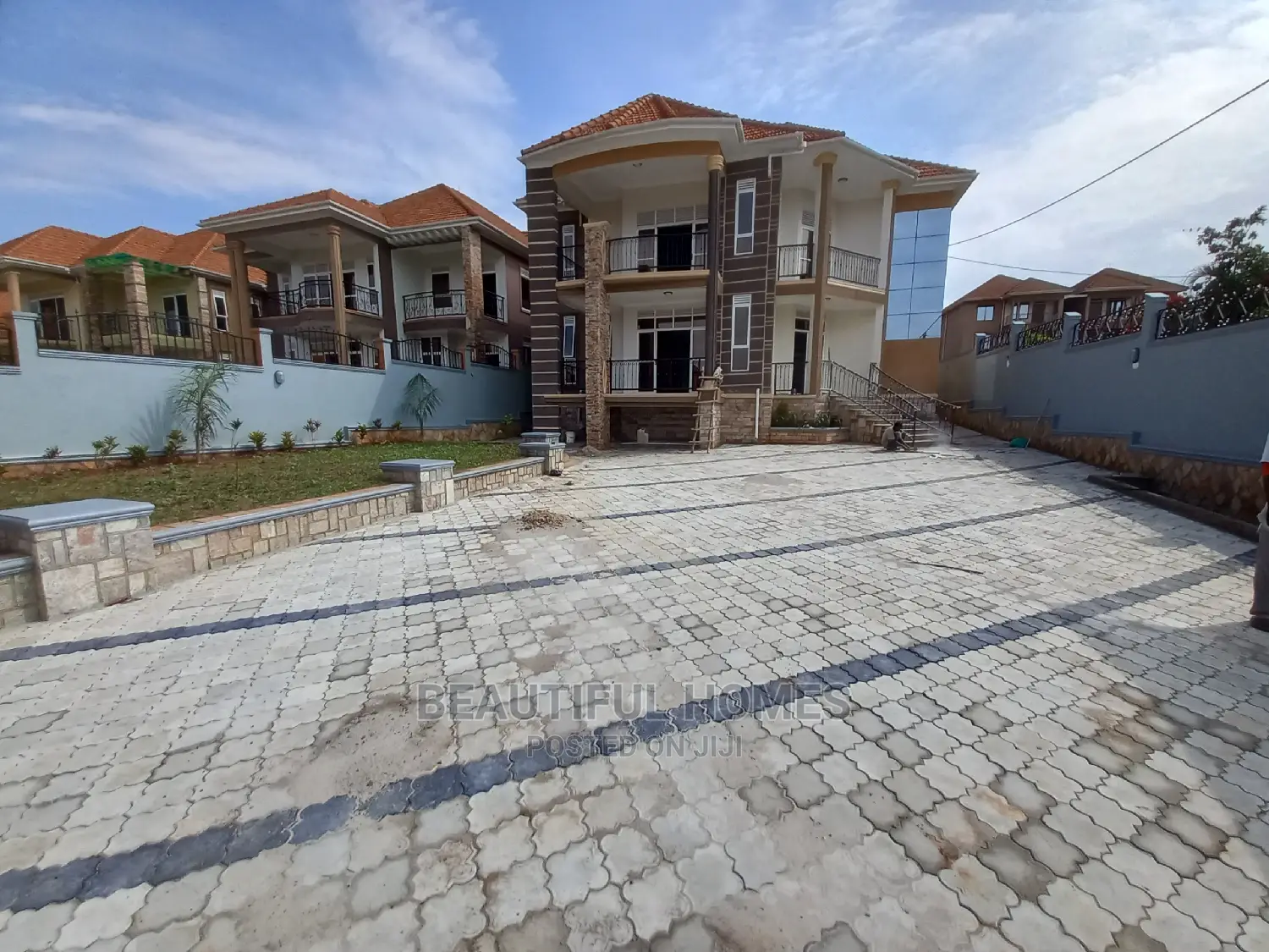 Furnished 6bdrm Mansion in Kira for Sale