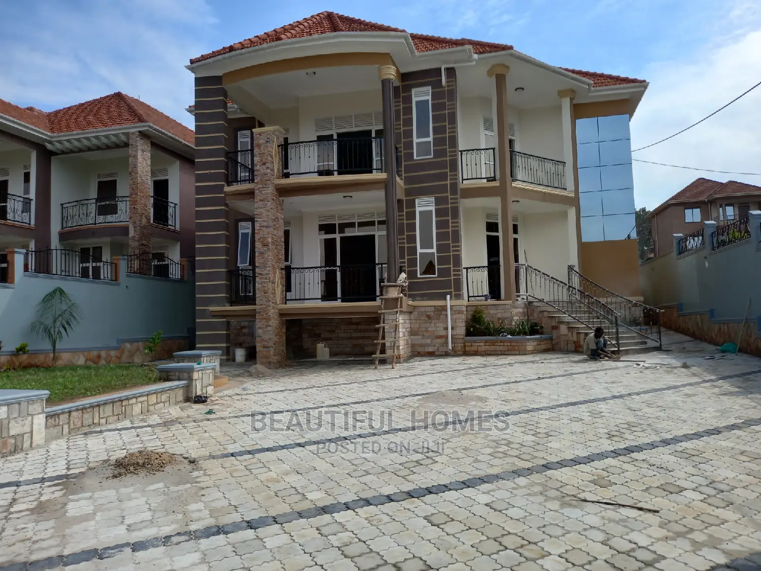 Furnished 6bdrm Mansion in Kira for Sale
