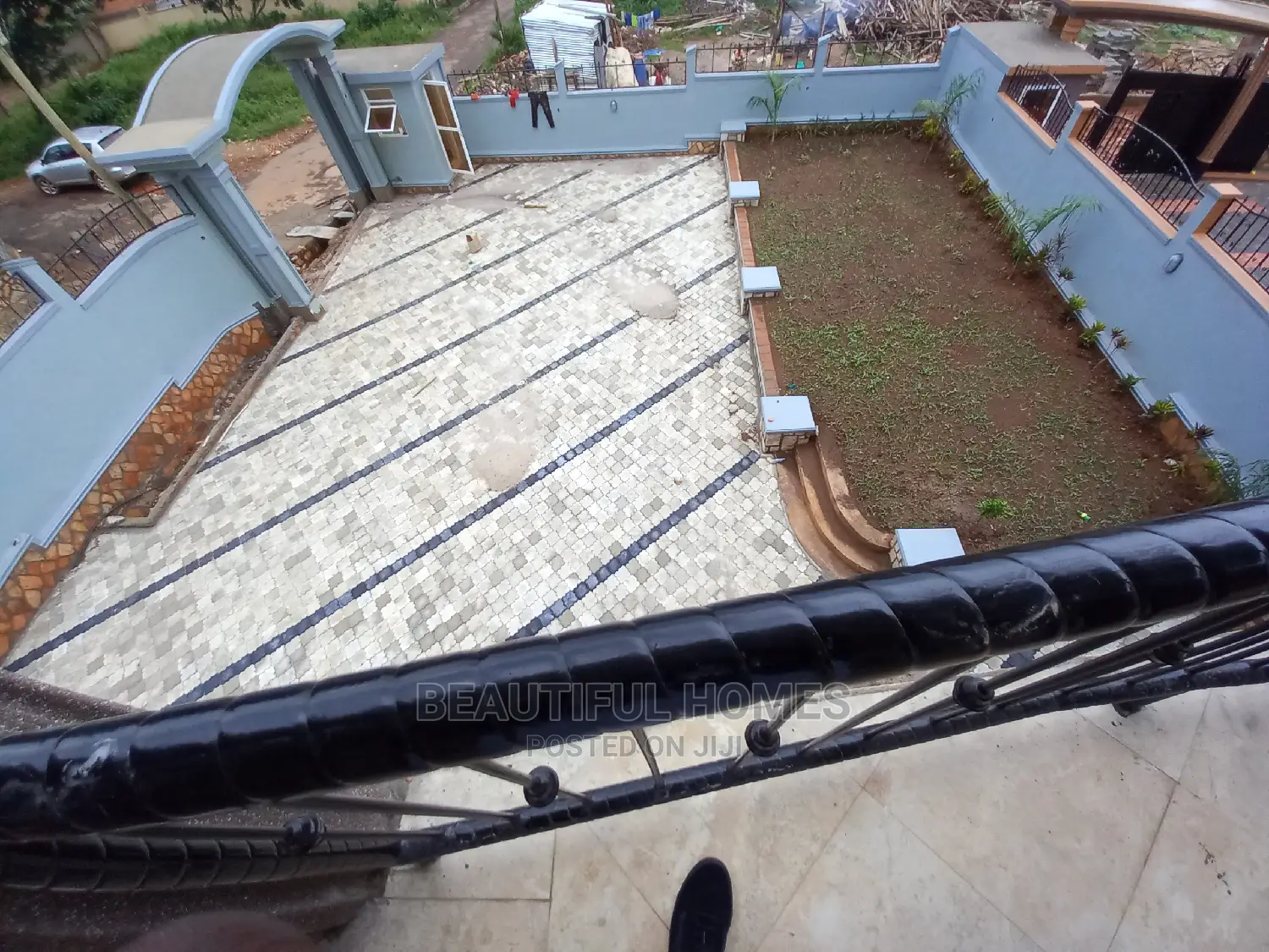 Furnished 6bdrm Mansion in Kira for Sale