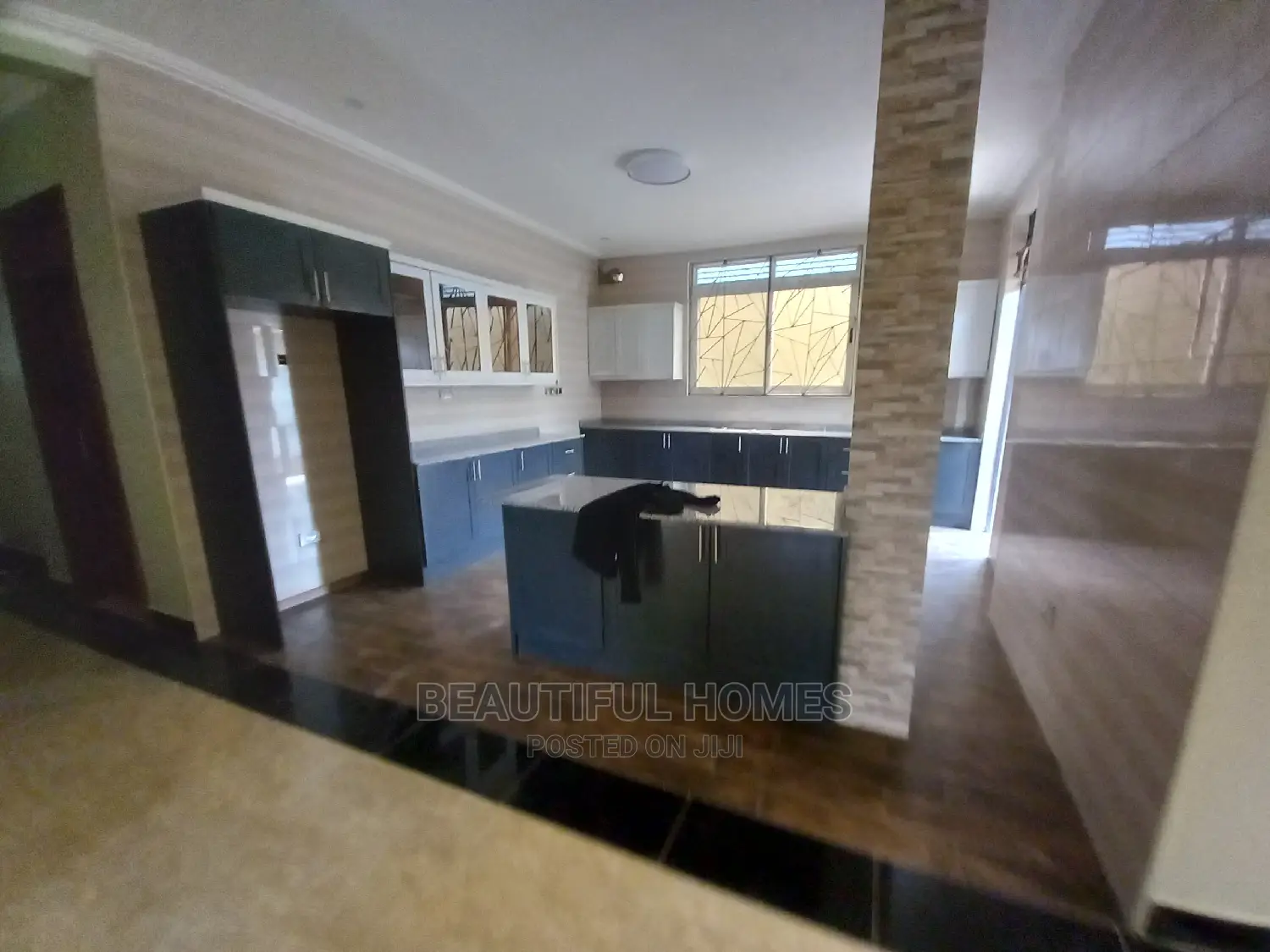Furnished 6bdrm Mansion in Kira for Sale
