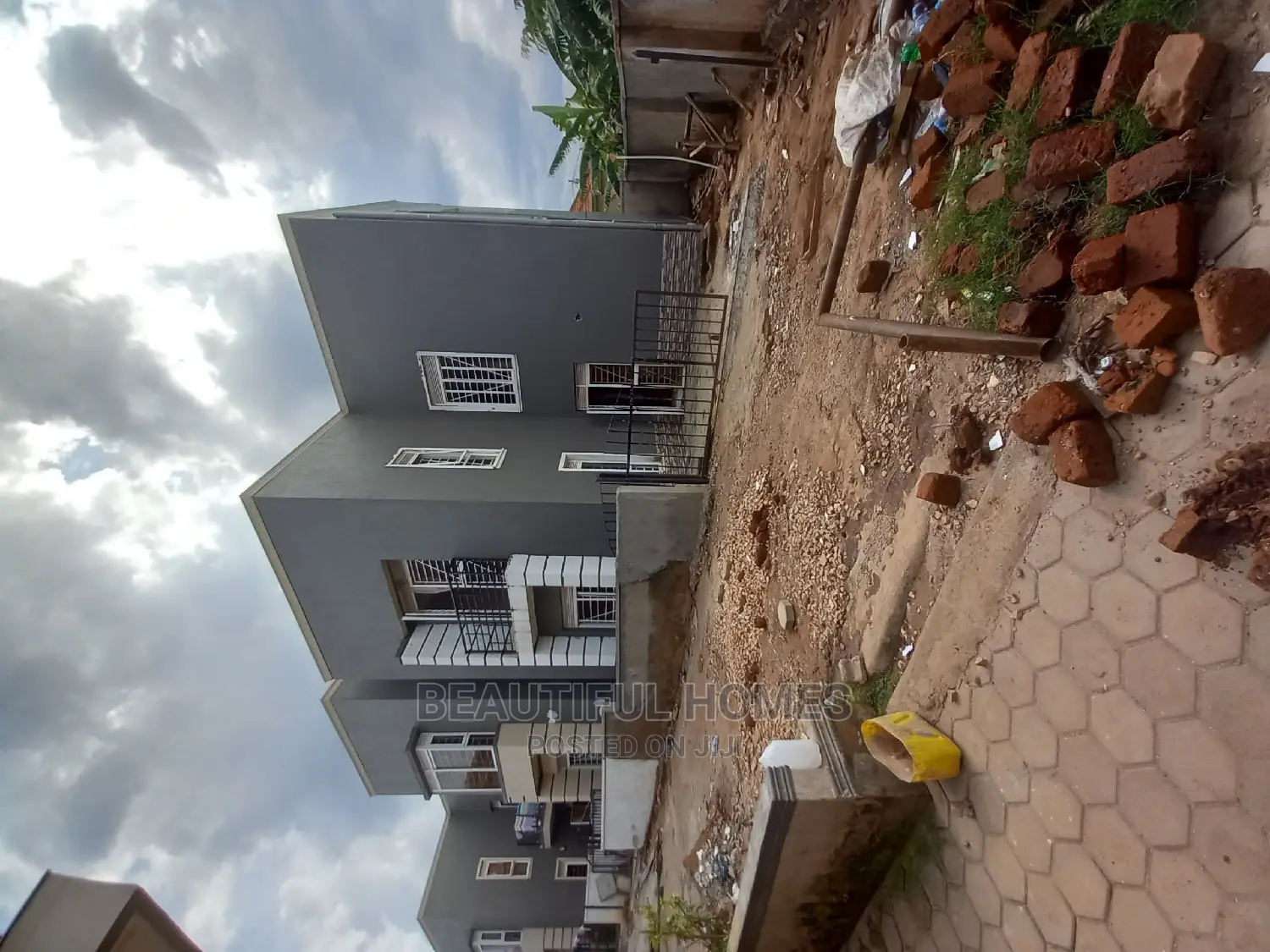 Furnished 4bdrm Duplex in Mamerito, Kira for Sale