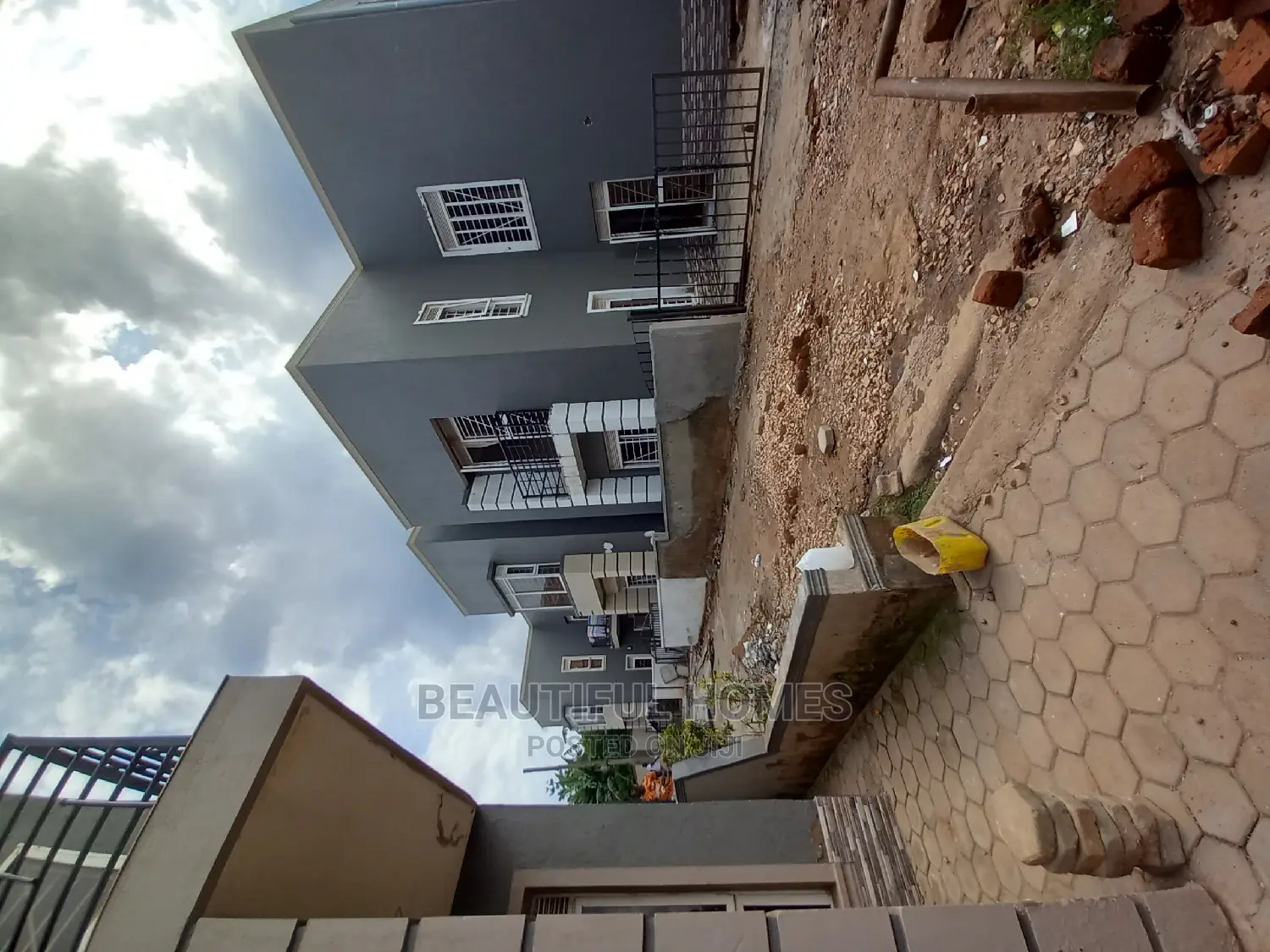 Furnished 4bdrm Duplex in Mamerito, Kira for Sale