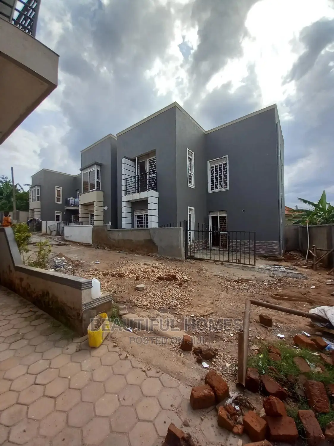 Furnished 4bdrm Duplex in Mamerito, Kira for Sale