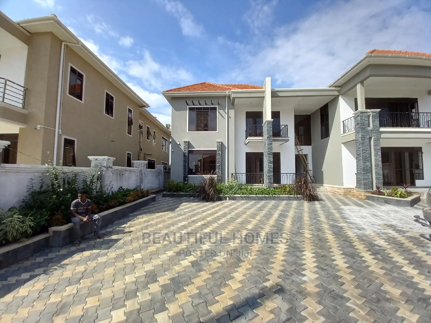 Furnished 6bdrm Mansion in Kira Corporate for Sale