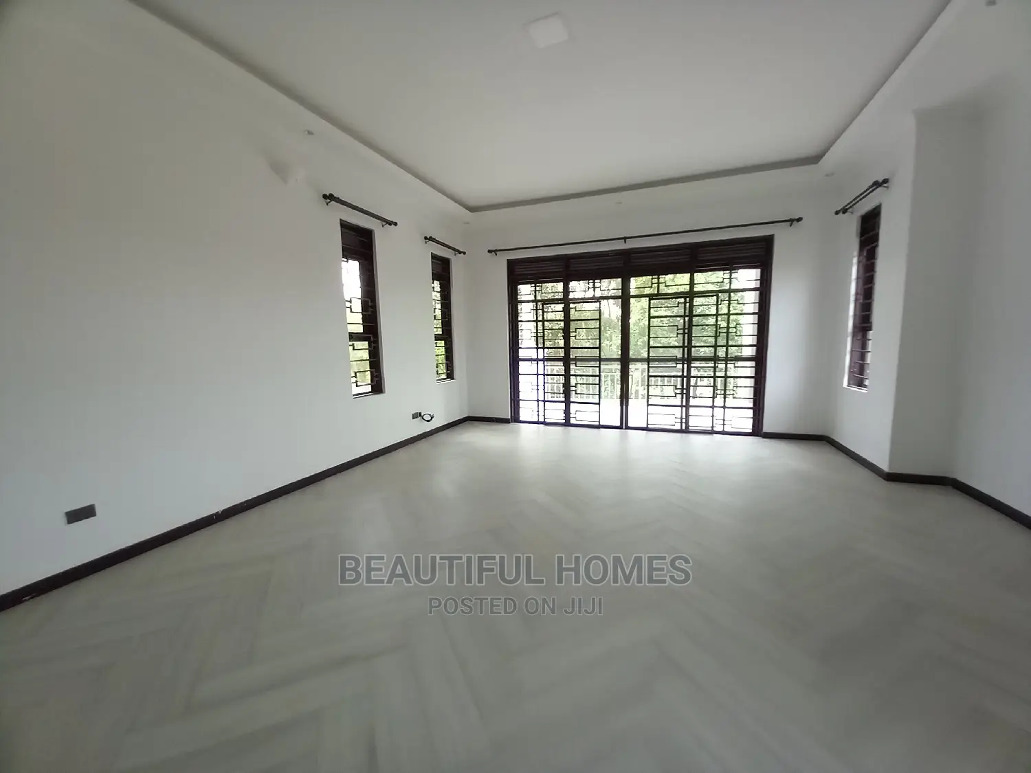 Furnished 6bdrm Mansion in Kira Corporate for Sale