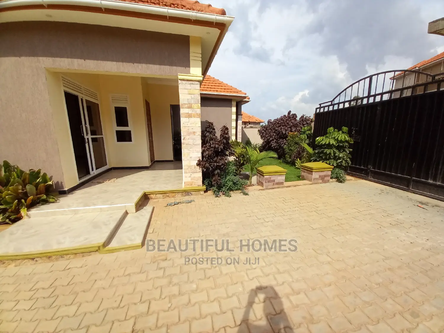 Furnished 4bdrm House in Kira Tarmack for Sale