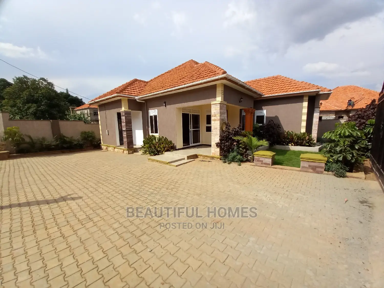 Furnished 4bdrm House in Kira Tarmack for Sale
